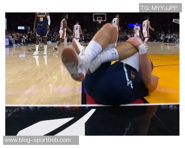 文班在比赛中受伤疑似左膝过度伸展治疗后返回替补席未能再次上场