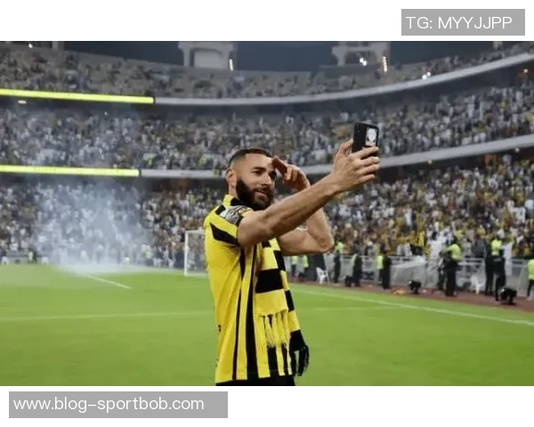 本泽马年薪高达1亿却遭侮辱性续约报价宣布无限期罢赛引发热议