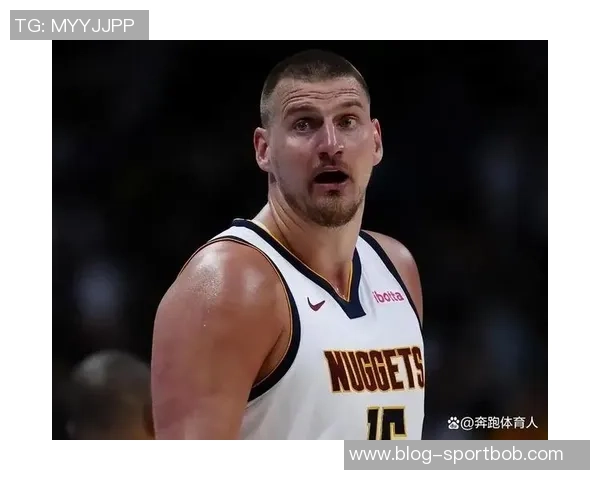 约基奇受伤后痛苦翻滚扶栏而行左脚无法承重艰难回更衣室 约基奇受伤后痛苦翻滚扶栏而行左脚无法承重艰难回更衣室