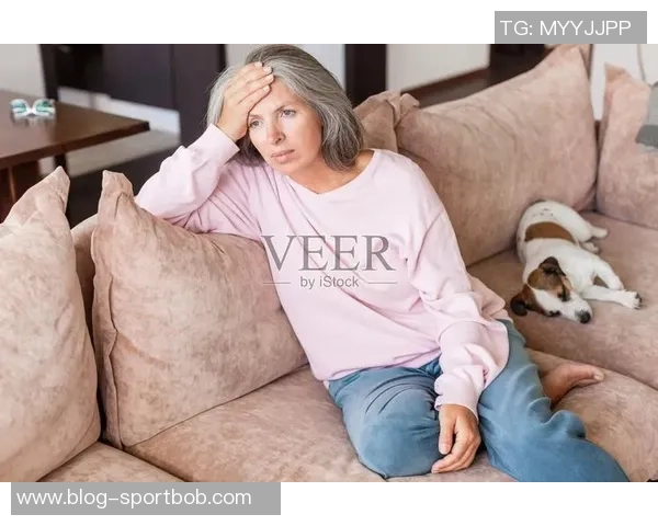 伊森赛后焦急询问文威伤情得知结果后双手抱头显得非常沮丧 伊森赛后焦急询问文威伤情得知结果后双手抱头显得非常沮丧